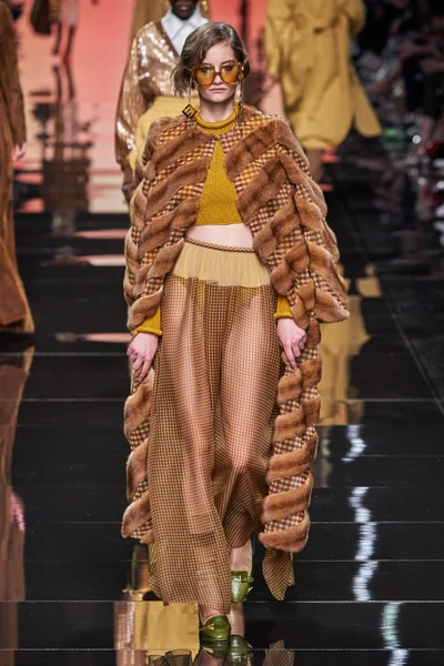 Look 16